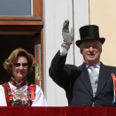 The Royal Family greets the Children's Parade in Oslo from the Palace balcony. Photo: Terje  Pedersen, NTB scanpix